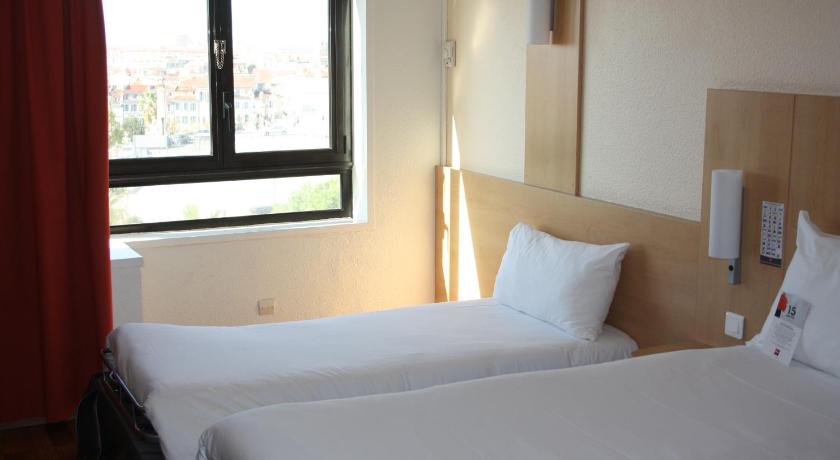 Image of Premium room with 1 double bed + convertible so fa or bed for 1 person 9