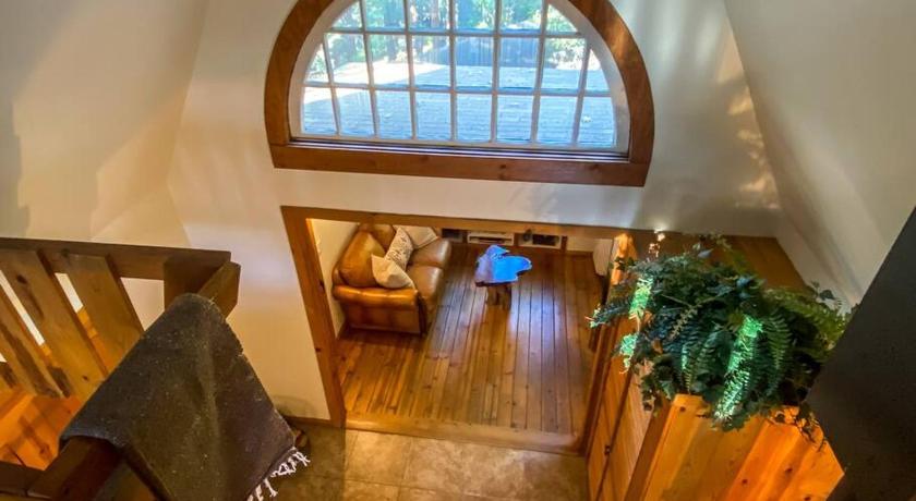 아이딜와일드 (CA) Wildland Zen Den Tiny House Retreat with Fireplace Grill AC Hammock Record Player Musical Instrument 4성급 숙소 부대시설