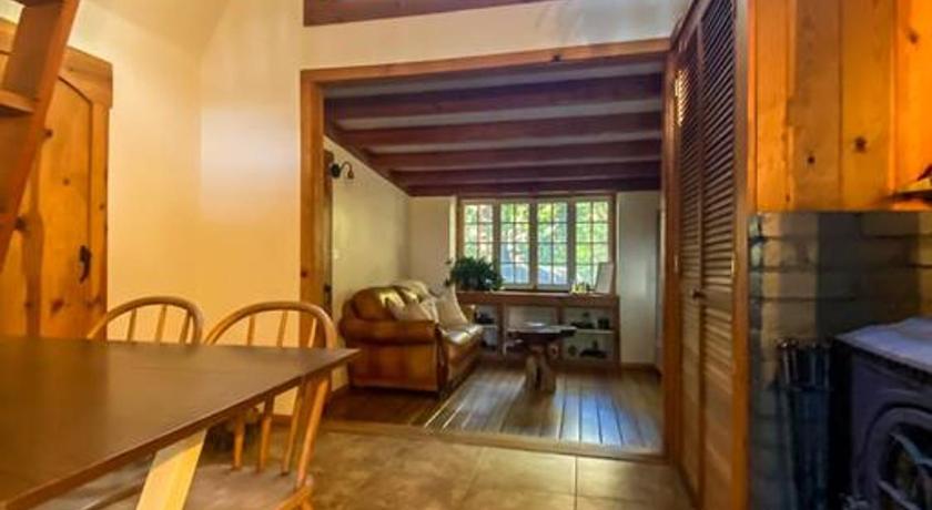 아이딜와일드 (CA) Wildland Zen Den Tiny House Retreat with Fireplace Grill AC Hammock Record Player Musical Instrument 4성급 숙소 레스토랑