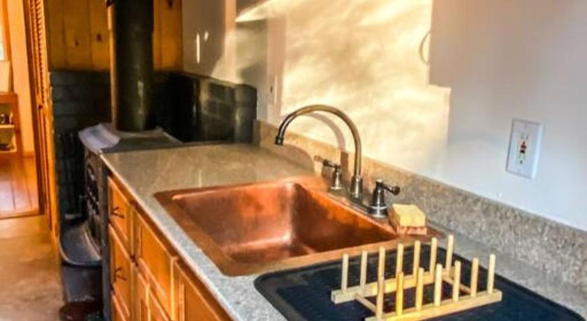 아이딜와일드 (CA) Wildland Zen Den Tiny House Retreat with Fireplace Grill AC Hammock Record Player Musical Instrument 4성급 숙소 수영장