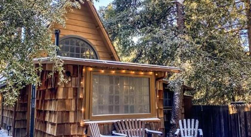 아이딜와일드 (CA) Wildland Zen Den Tiny House Retreat with Fireplace Grill AC Hammock Record Player Musical Instrument 4성급 숙소 객실