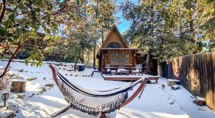 아이딜와일드 (CA) Wildland Zen Den Tiny House Retreat with Fireplace Grill AC Hammock Record Player Musical Instrument 4성급 숙소 부대시설