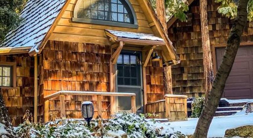 아이딜와일드 (CA) Wildland Zen Den Tiny House Retreat with Fireplace Grill AC Hammock Record Player Musical Instrument 4성급 숙소 레스토랑