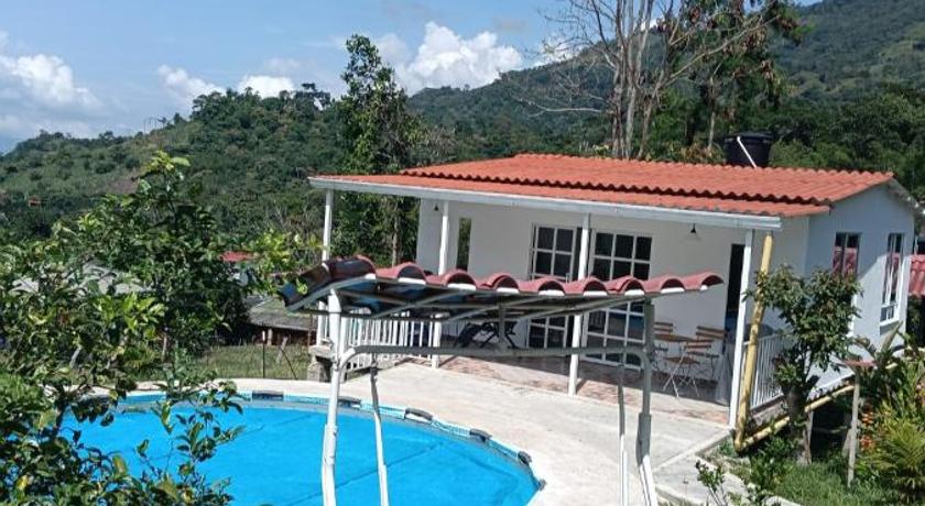 Casa campestre con piscina privada cerca de Villeta