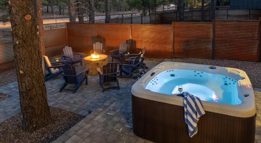 フラグスタッフ Luxe Mountain Escape Hot Tub & Pool Table 4つ星 宿泊施設 客室