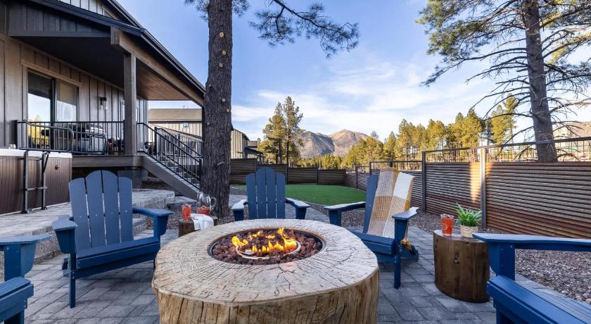 フラグスタッフ Luxe Mountain Escape Hot Tub & Pool Table 4つ星 宿泊施設 外観