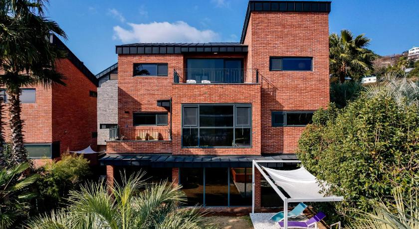 제주 스무스브릭 Panoramic tangerine field view private villa, year round heated kids pool, BBQ, center o 숙소 객실