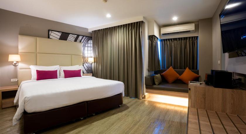 Image of Deluxe Double Room with Bathtub 7