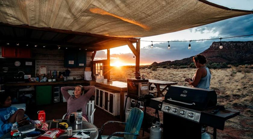 コロラドシティ Dreamy Safari Tent for a Peaceful Escape in the Desert in Cane Beds, Arizona 2つ星 宿泊施設 レストラン