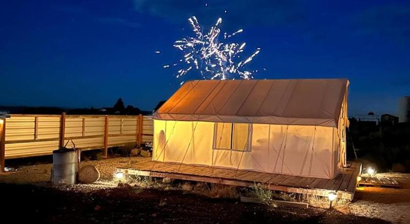 コロラドシティ Dreamy Safari Tent for a Peaceful Escape in the Desert in Cane Beds, Arizona 2つ星 宿泊施設 客室