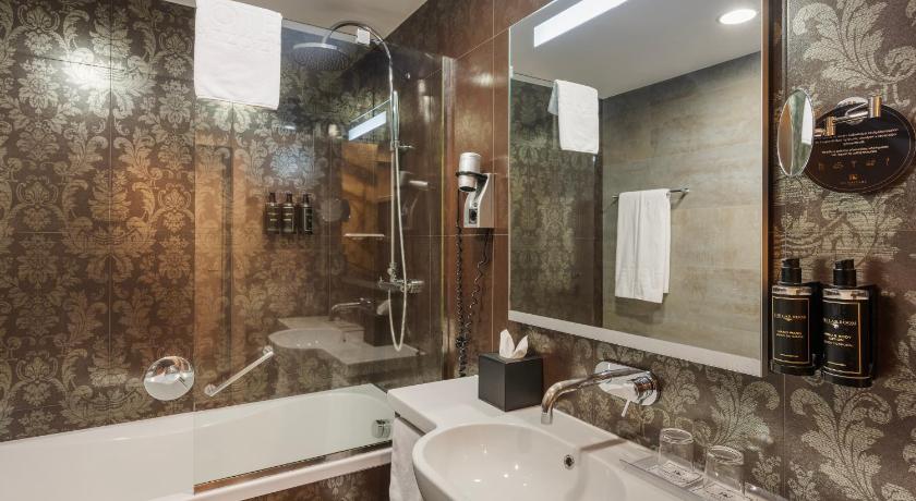 Image of Superior Room - Square View 17