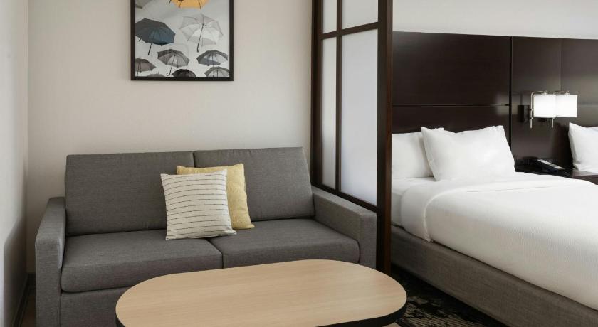 Afbeelding van Two Queen Suite with Sofa Bed and City View 6