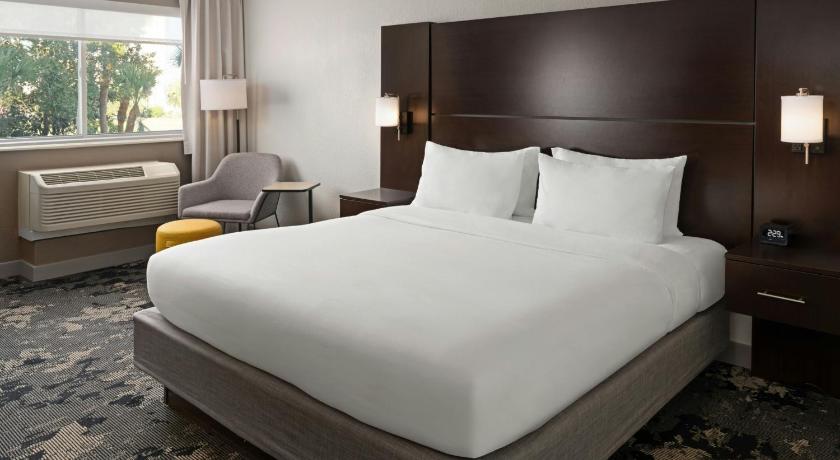 Afbeelding van King Suite met een Slaapbank en Uitzicht op de Stad (King Suite with Sofa Bed and City View) 3