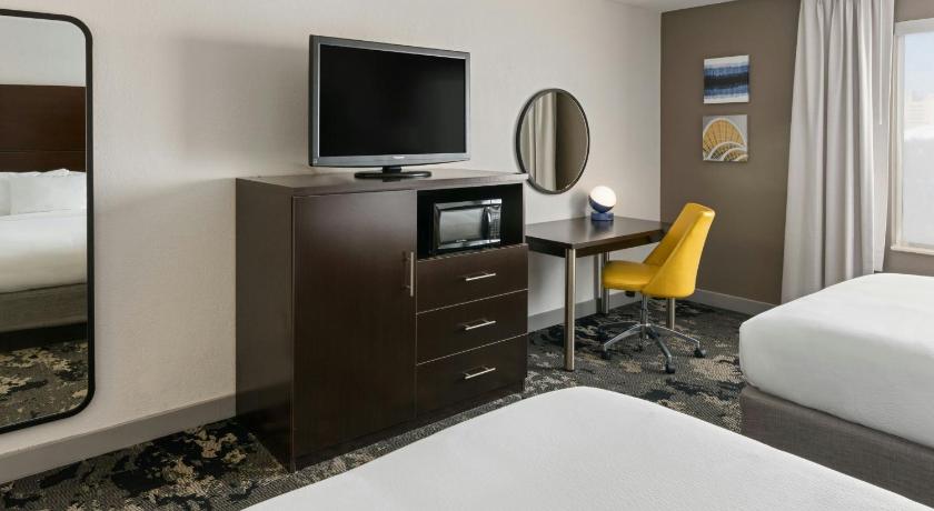 Afbeelding van Two Queen Suite with Sofa Bed and City View 9