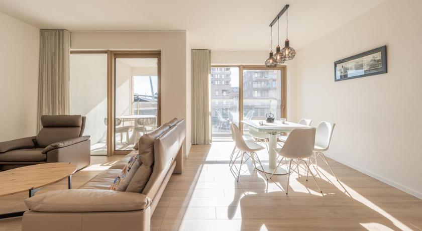 Modern 2Bedroom Apartment W Balcony Near the Beach