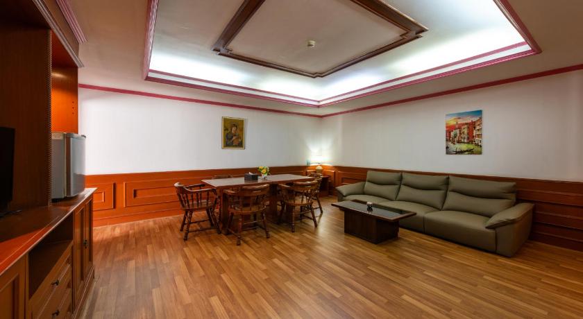 Image of 2 Bedroom Suite - 4 Person 5