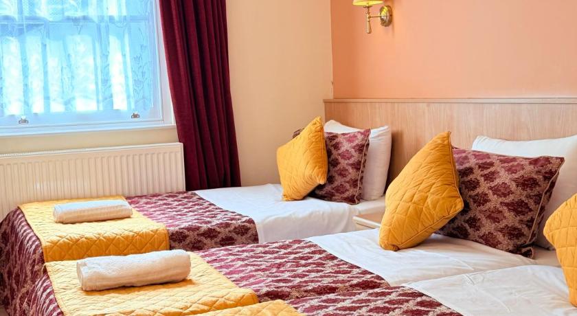 Image of Triple Room 8