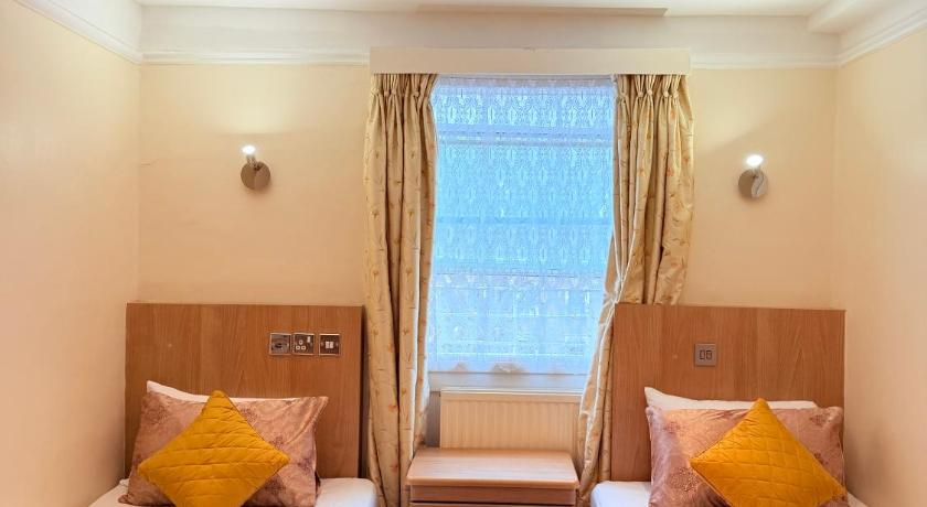Image of Twin Room 6