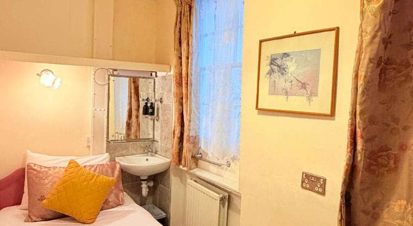 Image of Single Room with Shared Shower and Toilet 1