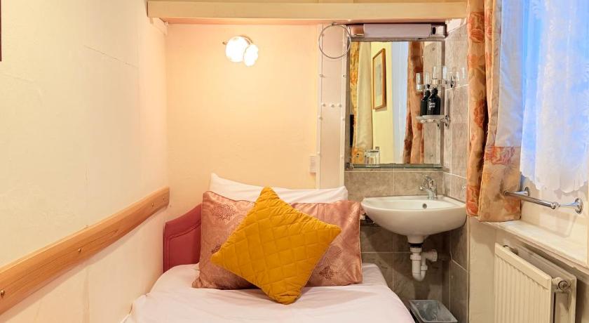 Image of Single Room with Shared Shower and Toilet 0