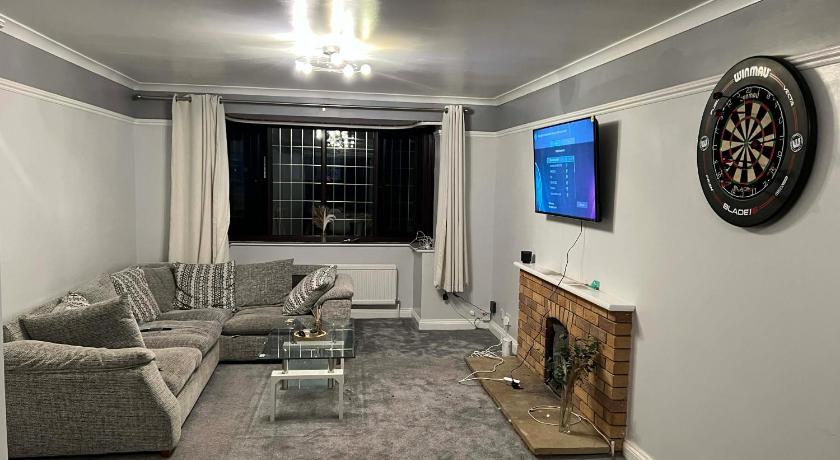 Spacious 4 Bedroom House in Corby Sleeps 9 Parking