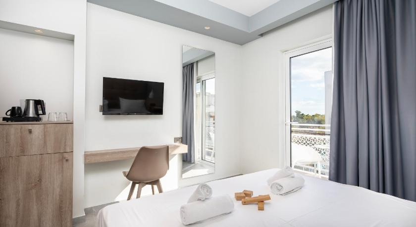 Image of Deluxe Double or Twin Room with Balcony 3