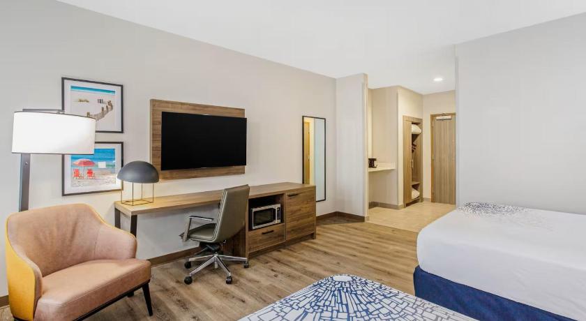รูปของดีลักซ์ 2 เตียงควีนไซส์ ปลอดบุหรี่ (2 Queen Beds, Deluxe Room, Non-Smoking) 1