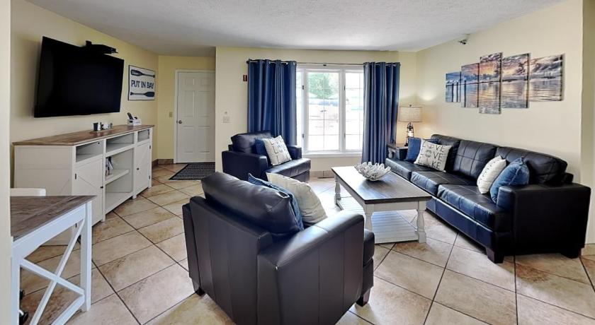 Put-in-Bay Put-in-Bay Poolview Condo #2 4-Star Accommodation pool