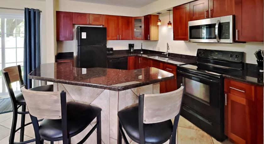 Put-in-Bay Put-in-Bay Poolview Condo #2 4-Star Accommodation restaurant