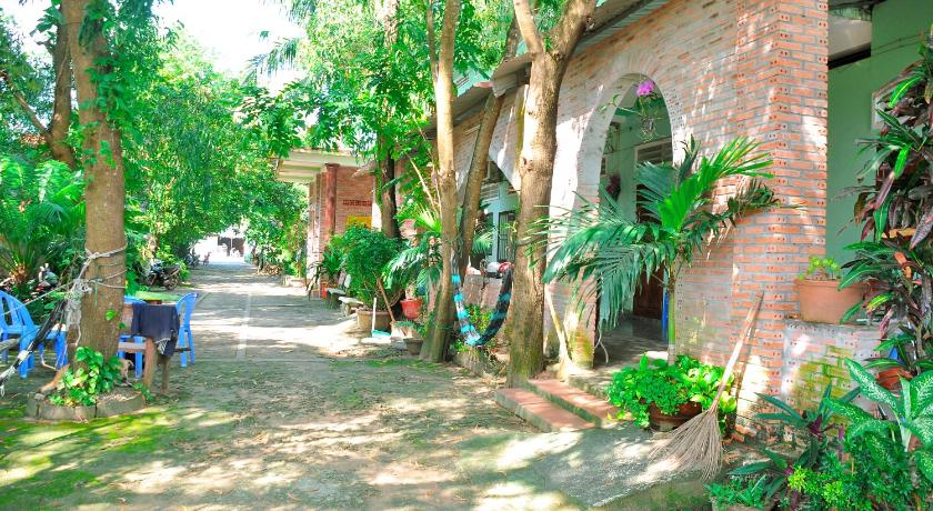 a street scene with trees and bushes, Hai Anh Guesthouse in Phu Quoc Island