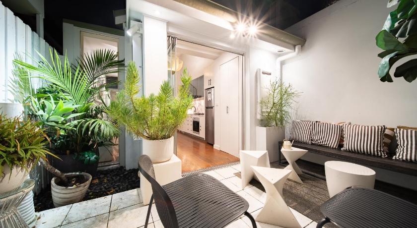 Luxury 3BR Oasis with Pool, Gym & Parking, Surry Hills