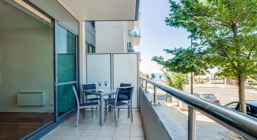 Waterfront (Yarra St) by Gold Star Stays photo