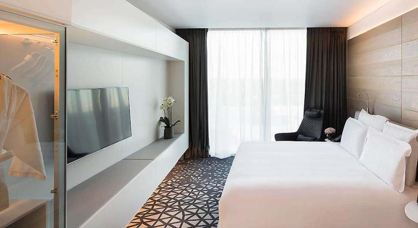 Image of Executive King Corner Suite with Separate Lounge - Top Floors 0