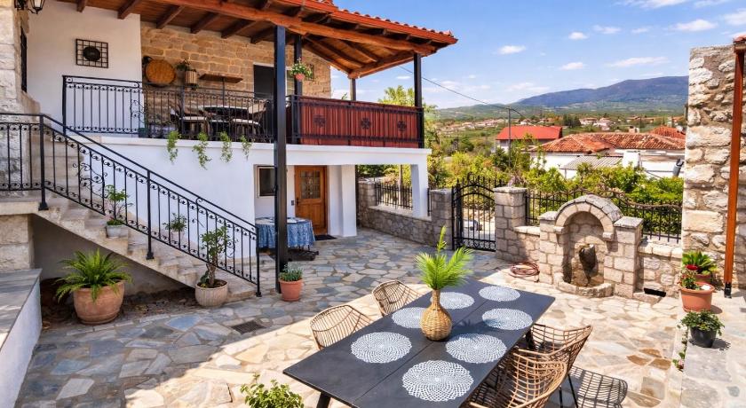 Archontiko Kastellia - Stone Guesthouse with Fireplace and Mountain View