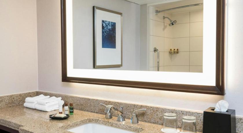 Traditional Double Room with Two Double Beds and Roll-in Shower - Mobility Accessible fotója 1