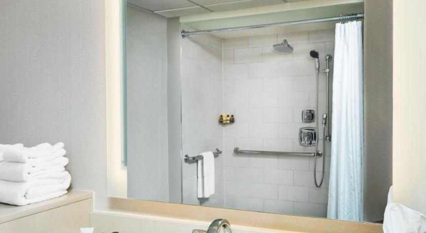 Traditional Double Room with Two Double Beds and Roll-in Shower - Mobility Accessible fotója 2