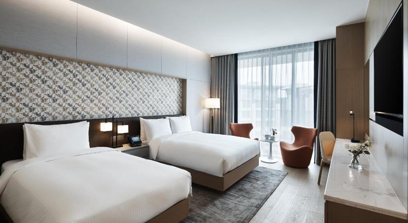 Image of Deluxe Family Twin Room Courtyard (1 Single Bed and 1 Queen Bed) 0