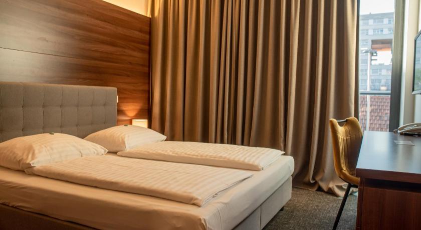 Image of Queen Room 0