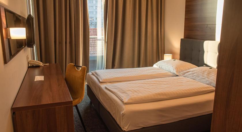 Image of Queen Room 1