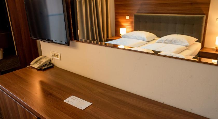 Image of Queen Room 12