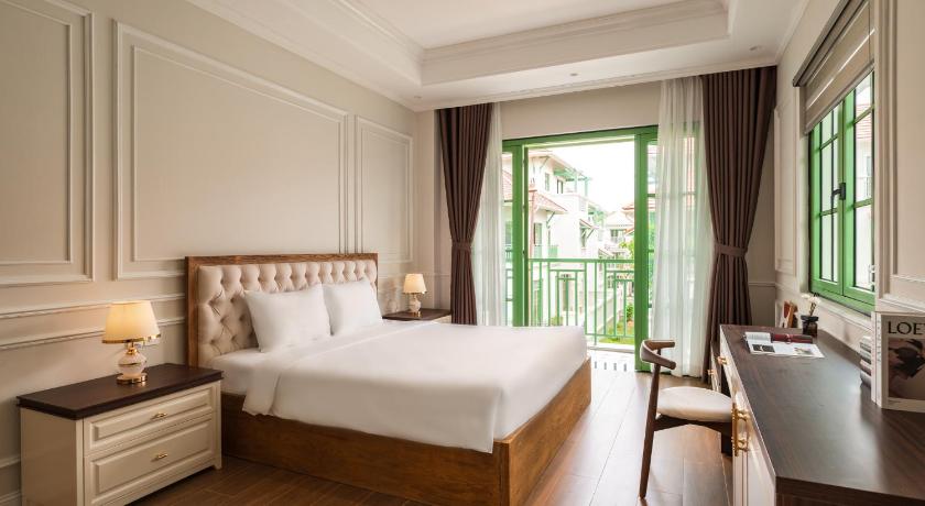 Biệt Thự Nhìn Ra Vườn (Villa with Garden View)