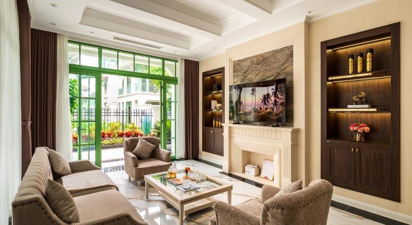 Biệt Thự Nhìn Ra Vườn (Villa with Garden View)
