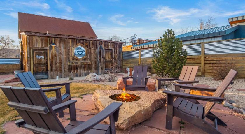 Timber & Tin E 2Bed 2Bath w Pool & Rooftop Deck