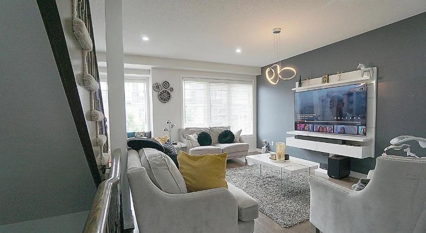 Graceful Residence 3-Bedroom Townhouse with 2 and half Baths