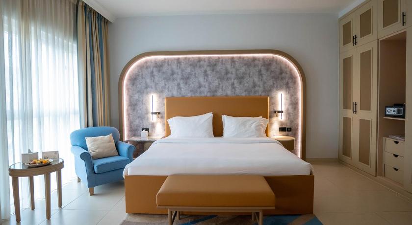 Image of Family Deluxe One Bedroom Suite City View 3