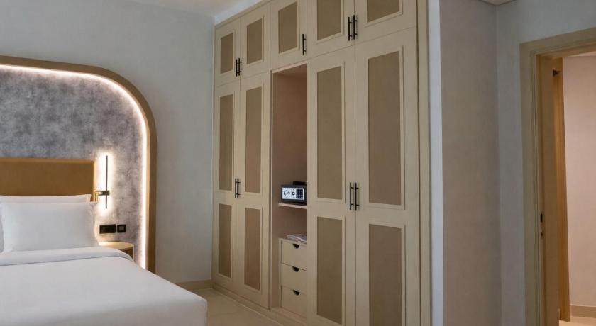 Image of Family Deluxe One Bedroom Suite City View 6