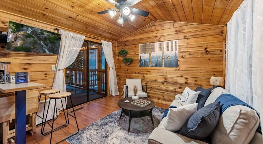 Morganton (GA) The Racoons Nest in Copperhead Lodge 3-Star Accommodation suite