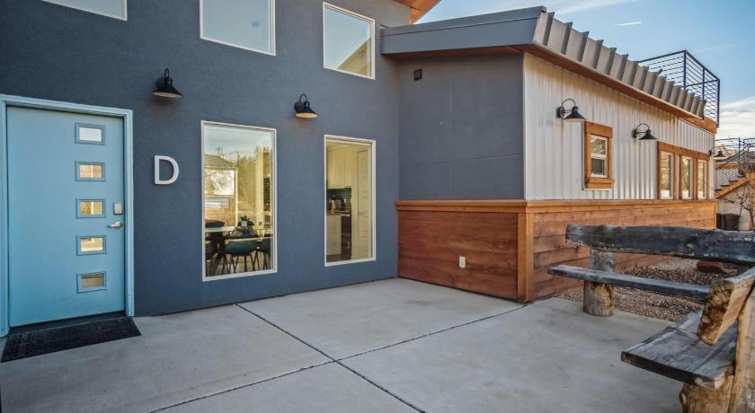 Timber & Tin D 2Bed 2Bath w Pool & Rooftop Deck