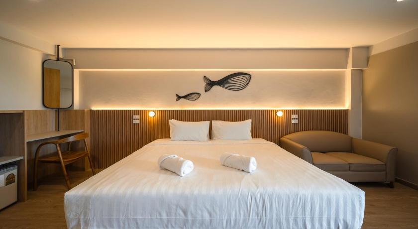 Image of Deluxe King Room 3