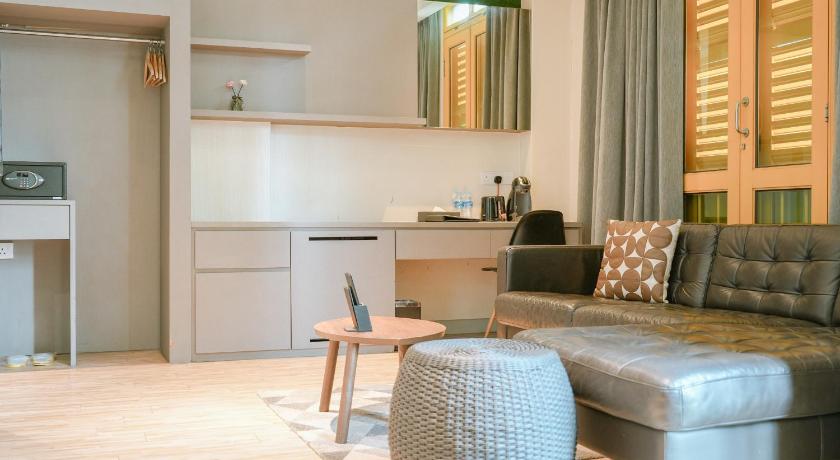 Image of Suite Room, Window- Balcony 8
